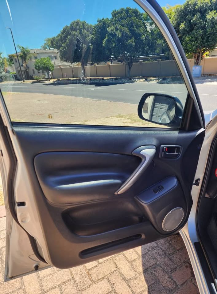 
								2005 Toyota RAV4 1.8 full									